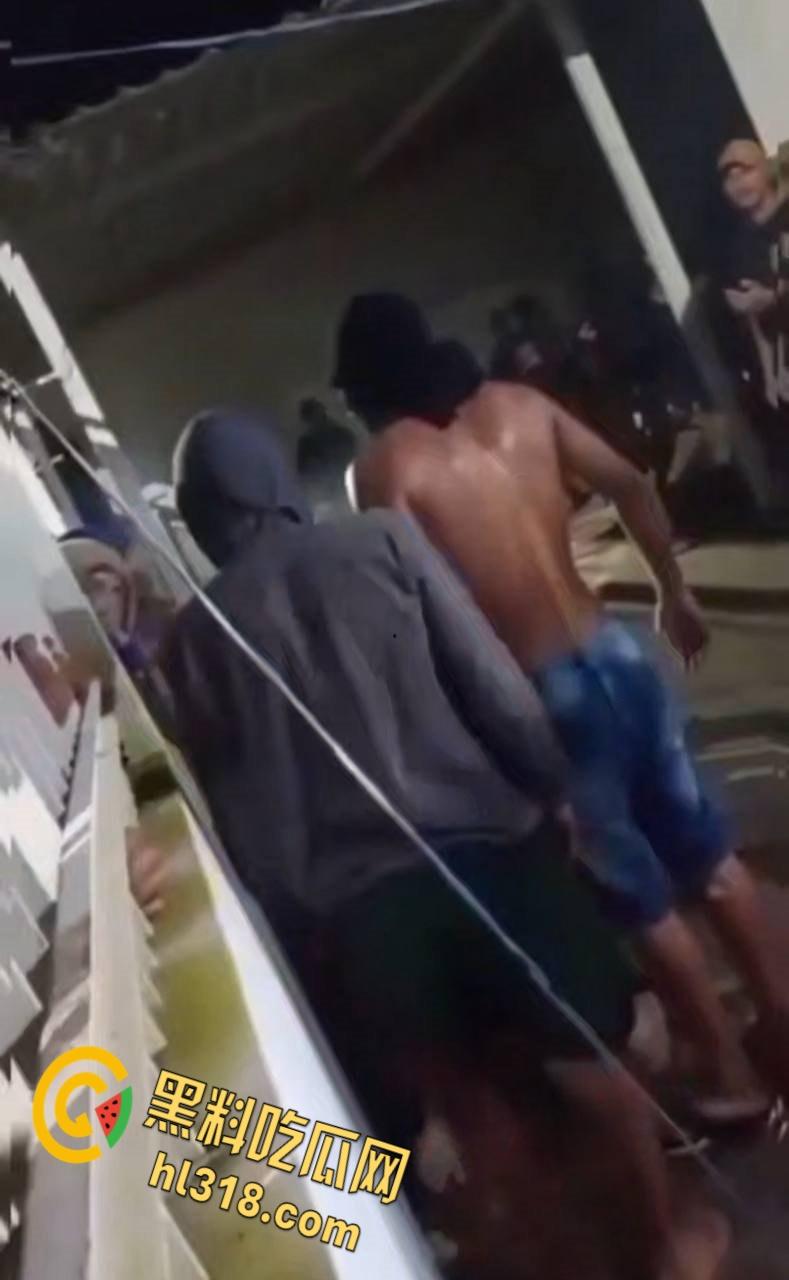 巴西亚马逊州托南廷斯，民众闯入警察局，将一名杀害自己妻子，并打伤继女的男子活活烧死 ！  第1张