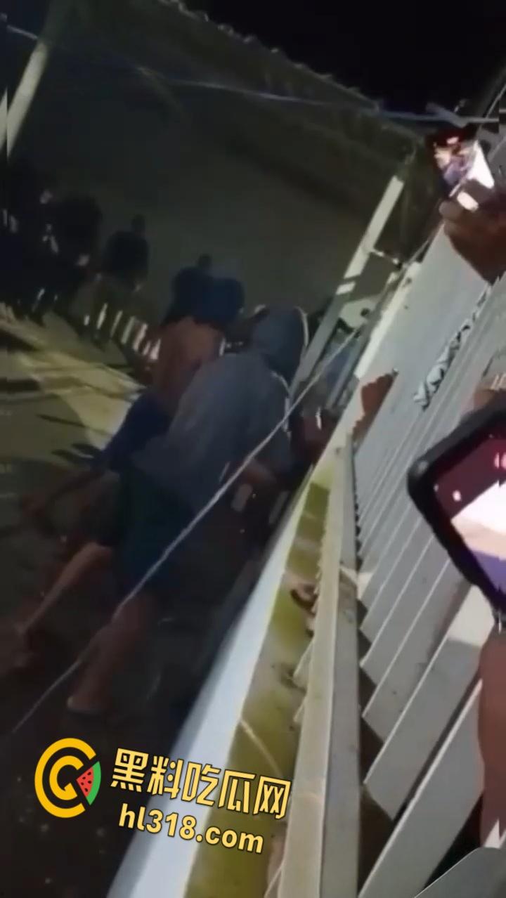 巴西亚马逊州托南廷斯，民众闯入警察局，将一名杀害自己妻子，并打伤继女的男子活活烧死 ！  第2张