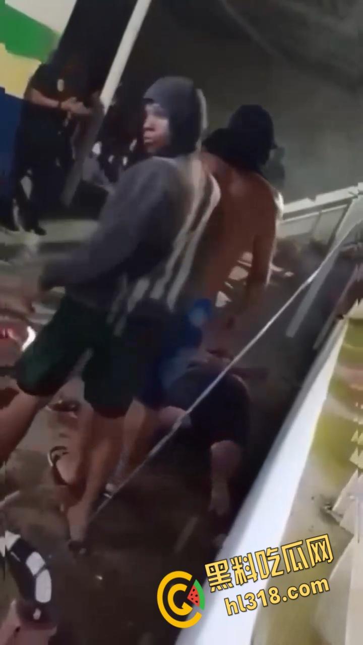 巴西亚马逊州托南廷斯，民众闯入警察局，将一名杀害自己妻子，并打伤继女的男子活活烧死 ！  第3张