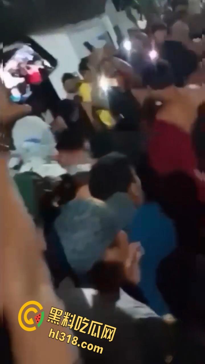 巴西亚马逊州托南廷斯，民众闯入警察局，将一名杀害自己妻子，并打伤继女的男子活活烧死 ！  第4张