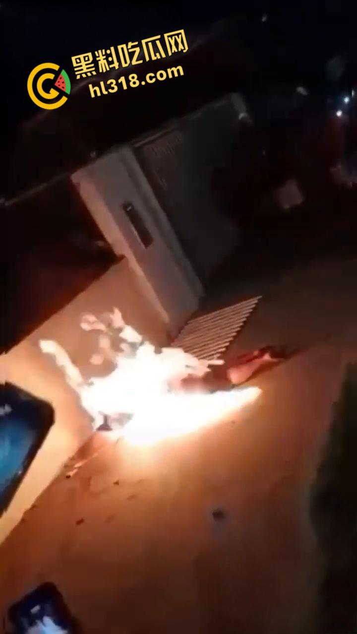 巴西亚马逊州托南廷斯，民众闯入警察局，将一名杀害自己妻子，并打伤继女的男子活活烧死 ！  第5张