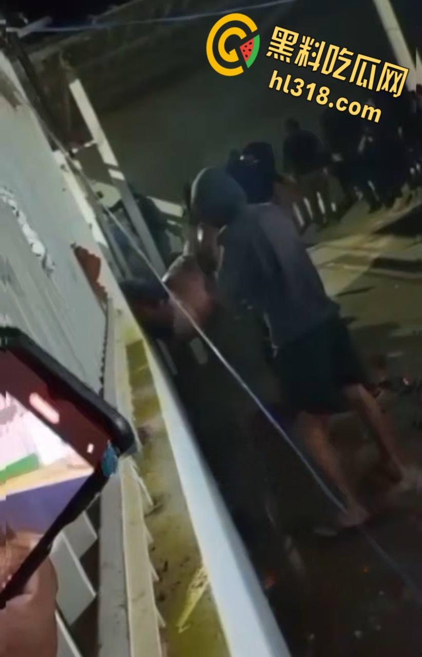 巴西亚马逊州托南廷斯，民众闯入警察局，将一名杀害自己妻子，并打伤继女的男子活活烧死 ！  第6张