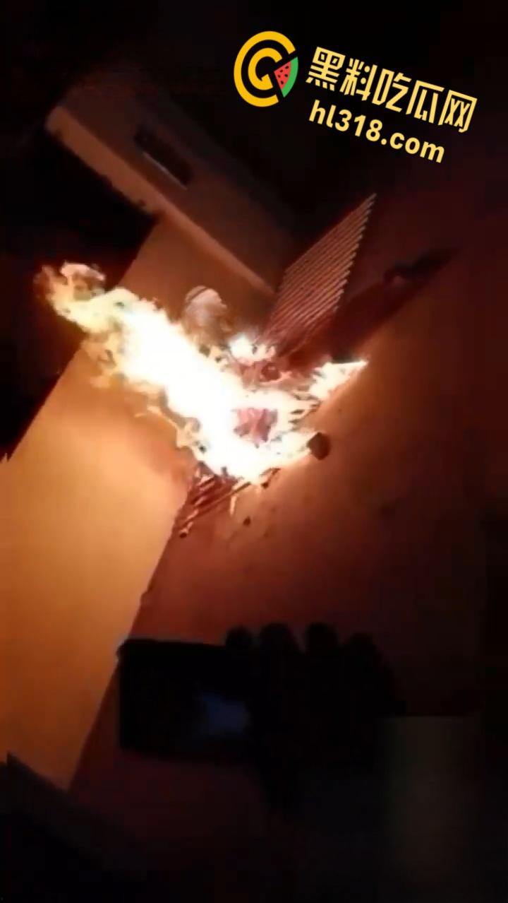 巴西亚马逊州托南廷斯，民众闯入警察局，将一名杀害自己妻子，并打伤继女的男子活活烧死 ！  第7张