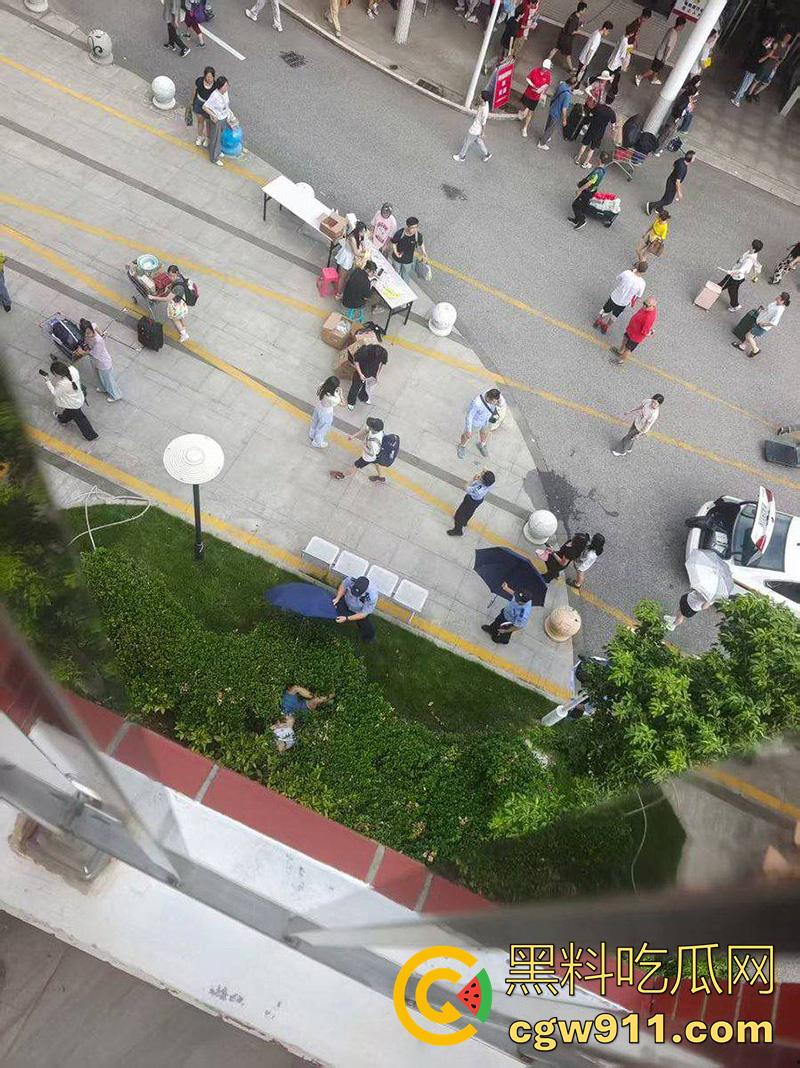 上海杉达学院女生跳楼事件，室友闺蜜出轨自己老爸，导致爸妈离婚家庭破裂，上个学家被偷了！  第3张