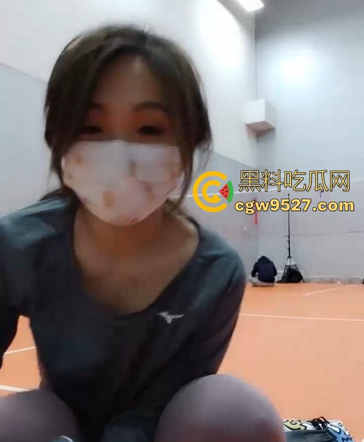 户外露出博主【贝塔不是小趴菜】挑战带粉丝球馆露出自慰，大胆脱光边打边自慰，这身材和蜜桃臀真是极品啊！  第2张