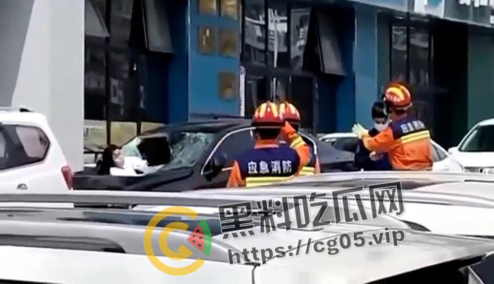 坦克坠楼！三百斤猪猪女孩12楼跳下 车都砸坏了人没死 事后检查仅骨折  第3张