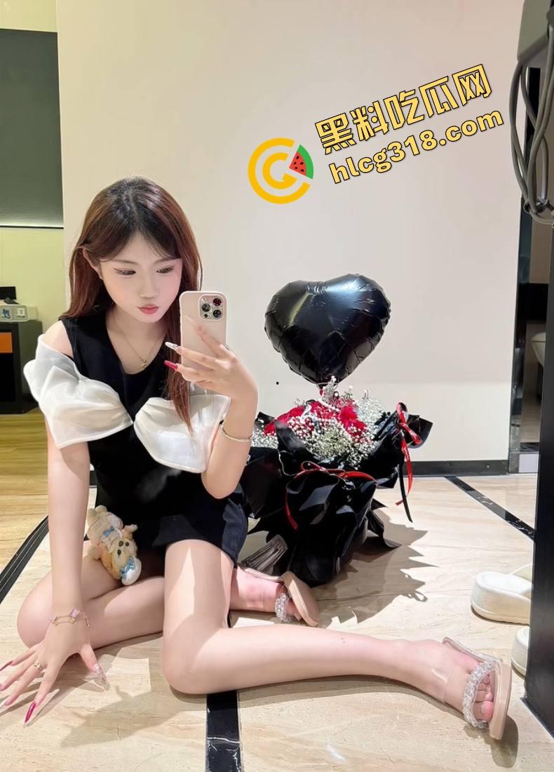 亲子互动会开成骚货会？老流氓家长装裤兜伸手偷吃桃子，女老师还点头微笑跟学生互动！  第1张