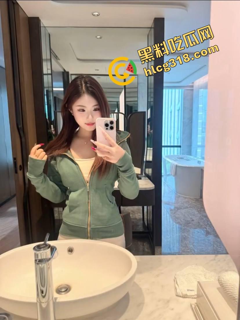 亲子互动会开成骚货会？老流氓家长装裤兜伸手偷吃桃子，女老师还点头微笑跟学生互动！  第3张