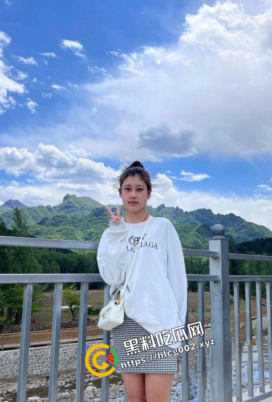 四川乐山师范学院美女『王静静』跟男友做爱还要边打麻将 一边享受游戏激情一边享受性爱快感！  第1张