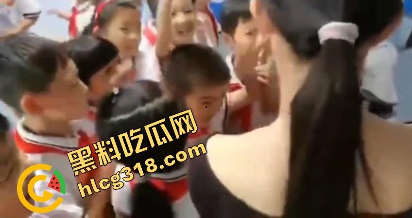 亲子互动会开成骚货会？老流氓家长装裤兜伸手偷吃桃子，女老师还点头微笑跟学生互动！  第8张