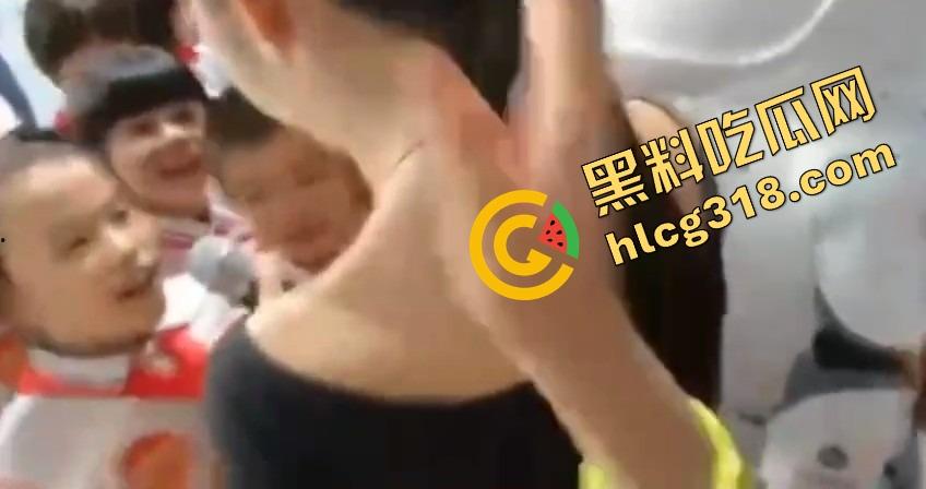 亲子互动会开成骚货会？老流氓家长装裤兜伸手偷吃桃子，女老师还点头微笑跟学生互动！  第9张