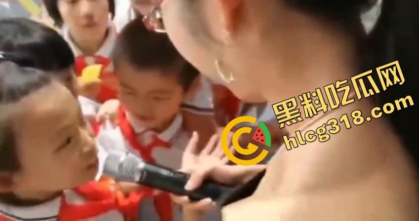 亲子互动会开成骚货会？老流氓家长装裤兜伸手偷吃桃子，女老师还点头微笑跟学生互动！  第10张
