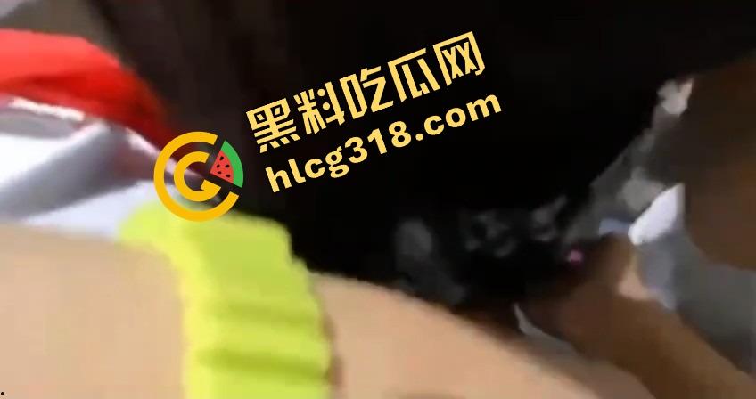 亲子互动会开成骚货会？老流氓家长装裤兜伸手偷吃桃子，女老师还点头微笑跟学生互动！  第11张