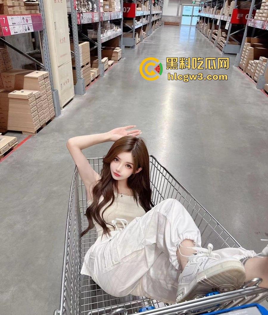 上海极品TS『刘依依』美到让直男怀疑人生 这颜值炸裂打破次元壁 上半身绝杀 你敢认是TS吗？  第4张