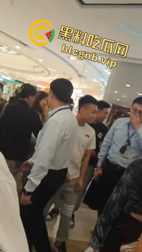 哈尔滨又又又出圈了！！哈西万达广场，一男子偷拍女生被抓！  第1张