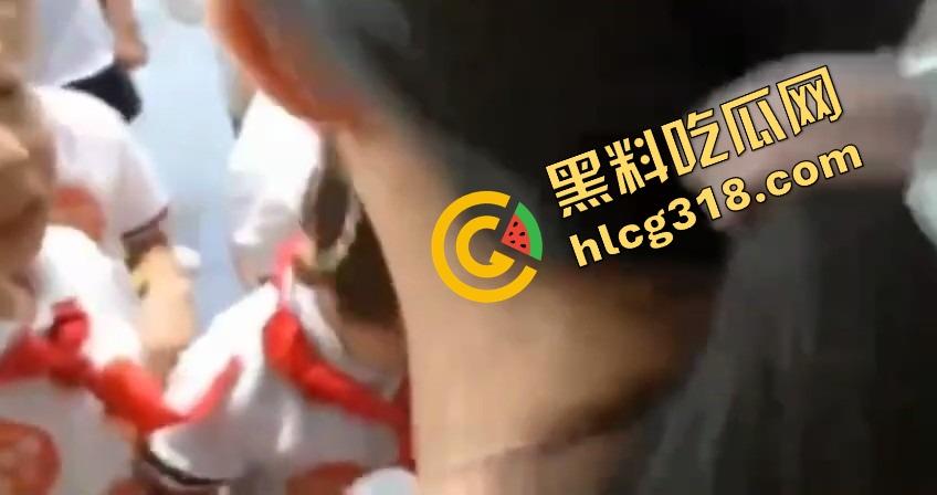 亲子互动会开成骚货会？老流氓家长装裤兜伸手偷吃桃子，女老师还点头微笑跟学生互动！  第13张