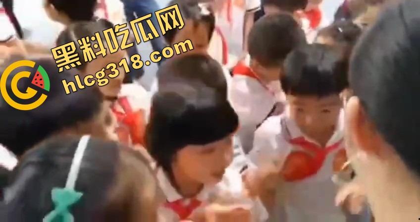 亲子互动会开成骚货会？老流氓家长装裤兜伸手偷吃桃子，女老师还点头微笑跟学生互动！  第16张
