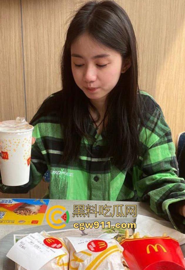 约炮湘潭大学清纯学生妹，被一顿麦当劳拿下开房，颜值甜美身材极品，各种无套花式做爱，被调教成小母狗！  第1张