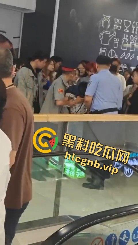 哈尔滨又又又出圈了！！哈西万达广场，一男子偷拍女生被抓！  第8张