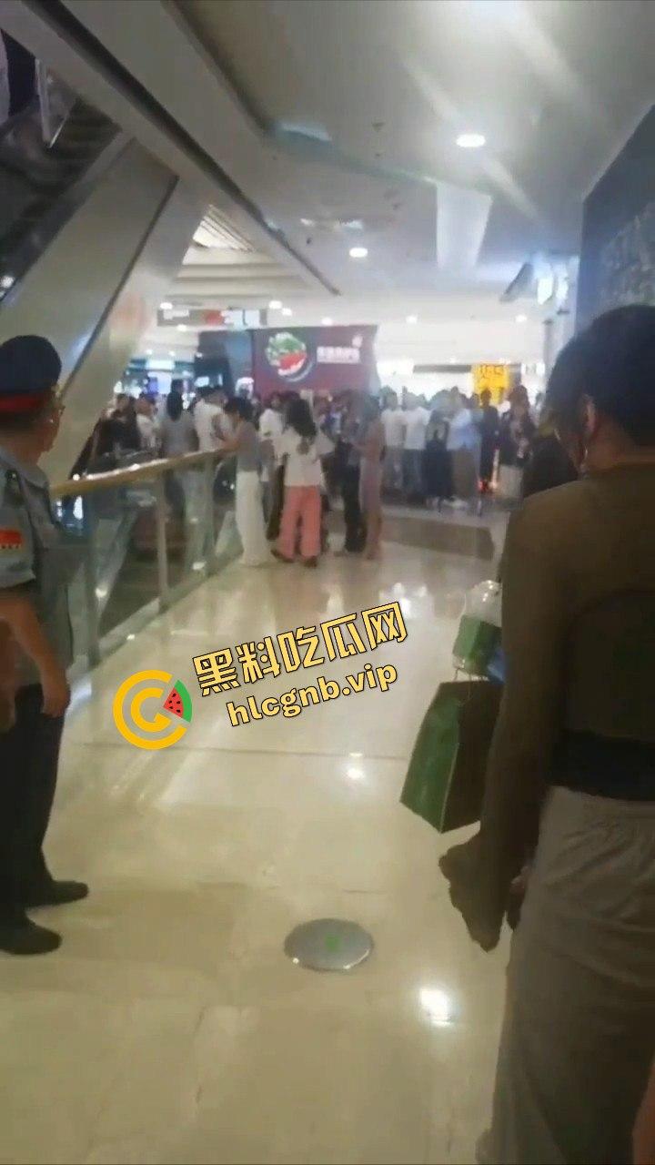 哈尔滨又又又出圈了！！哈西万达广场，一男子偷拍女生被抓！  第9张