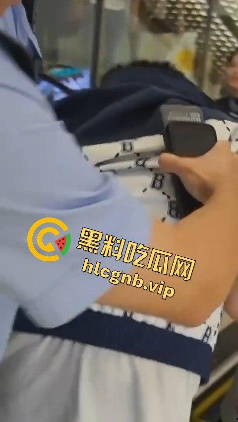 哈尔滨又又又出圈了！！哈西万达广场，一男子偷拍女生被抓！  第10张