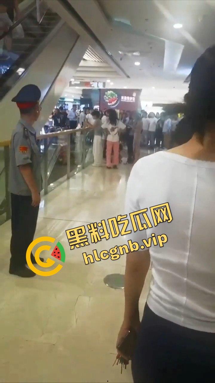 哈尔滨又又又出圈了！！哈西万达广场，一男子偷拍女生被抓！  第11张