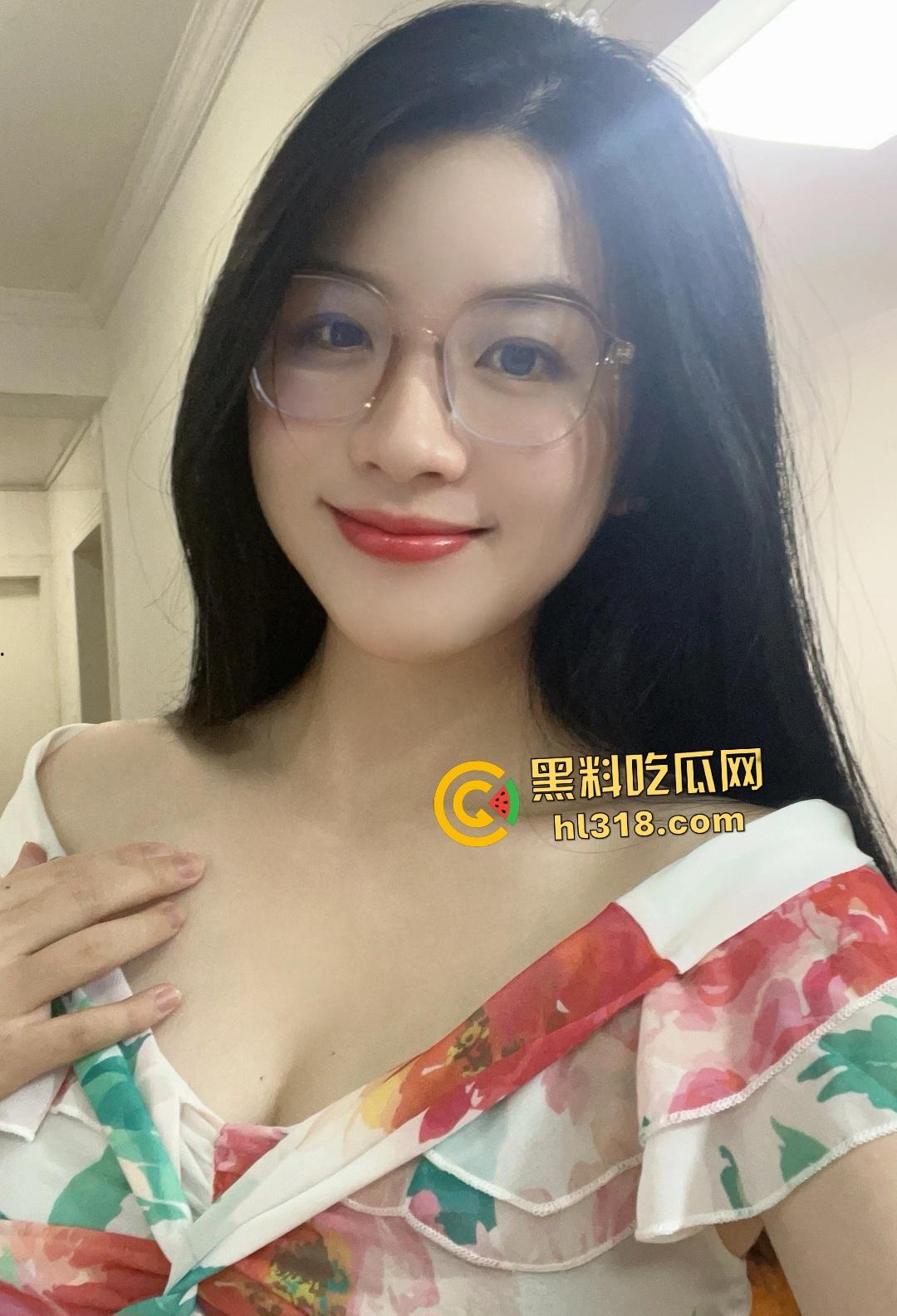 姐姐床上教弟弟玩游戏，男友却在身后入用假鸡巴助兴插入，废物弟弟浑然不知身旁有个骚姐！  第1张