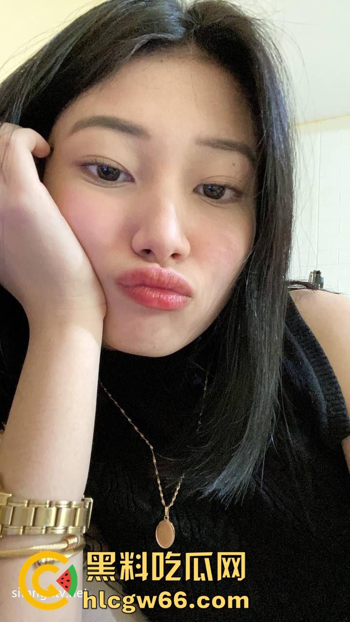 顶级猎奇 奇葩男子直接扒下女友一只白袜当套子操逼 还插得有来有回 这难道不干巴吗？  第1张