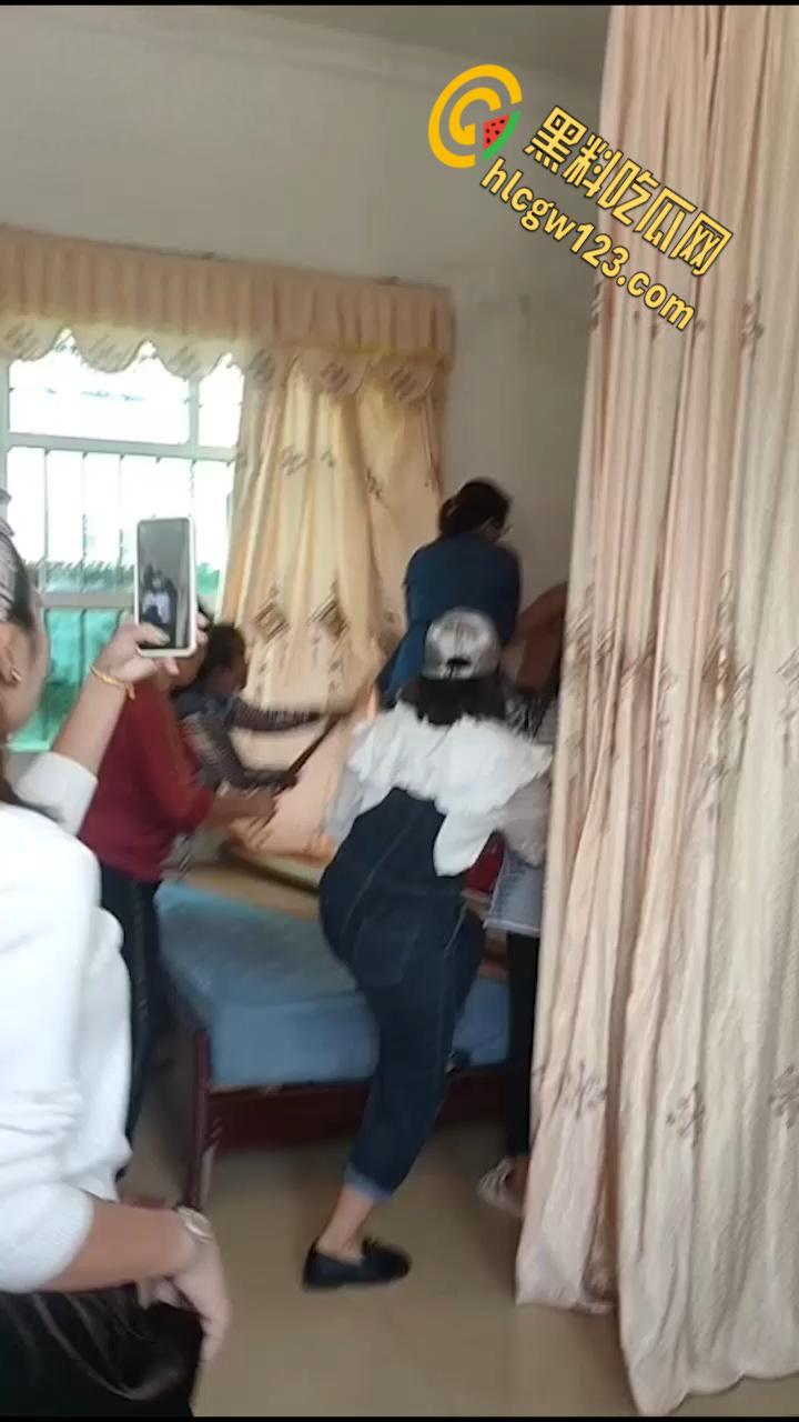 小伙嫖大妈被抓现行，大妈儿子叫来全村人暴打，小伙挺讲义气将大妈死死护在身下  第1张