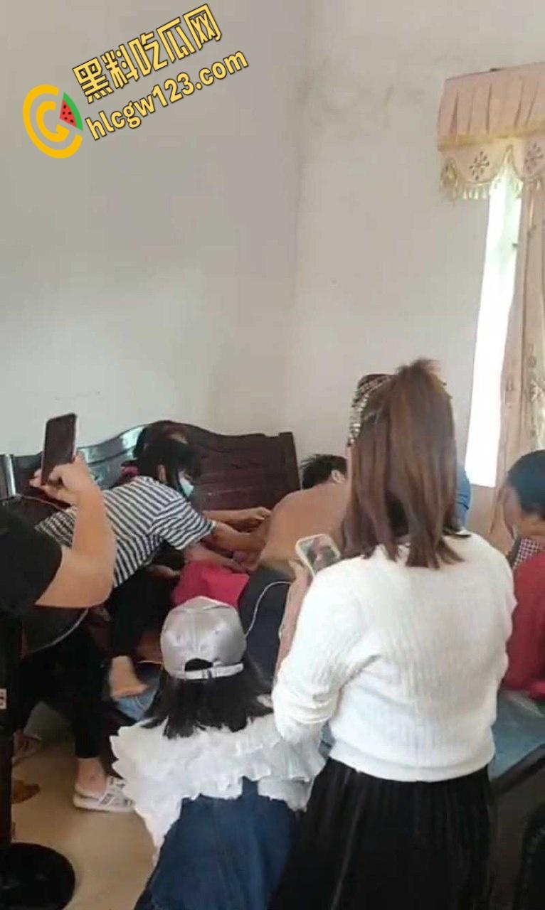 小伙嫖大妈被抓现行，大妈儿子叫来全村人暴打，小伙挺讲义气将大妈死死护在身下  第3张