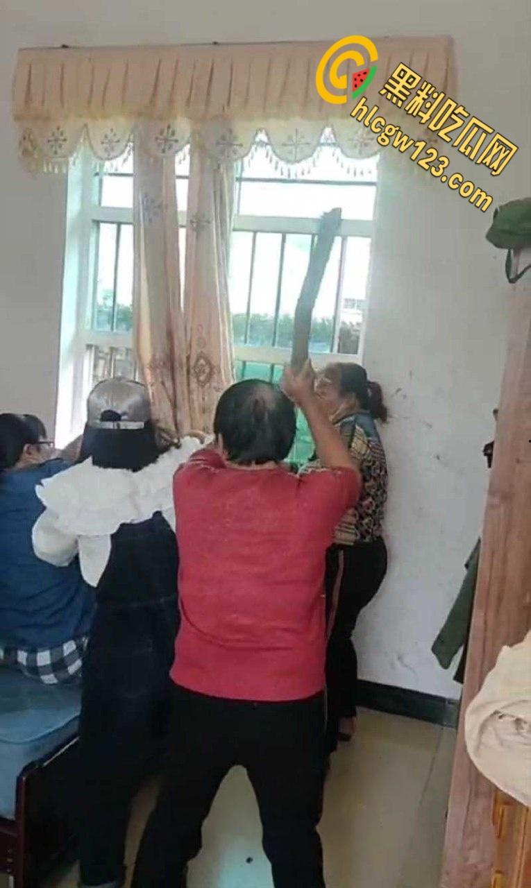 小伙嫖大妈被抓现行，大妈儿子叫来全村人暴打，小伙挺讲义气将大妈死死护在身下  第6张