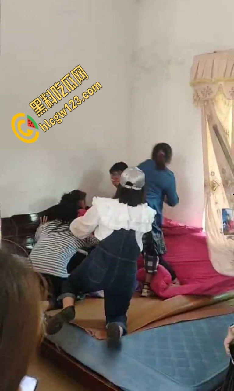 小伙嫖大妈被抓现行，大妈儿子叫来全村人暴打，小伙挺讲义气将大妈死死护在身下  第7张