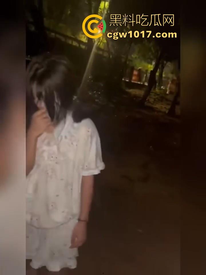 精神小妹公园霸凌私拍曝光，疑似抢男友而爆发，拳打脚踢齐上，这小太妹就喜欢欺负弱小！  第3张