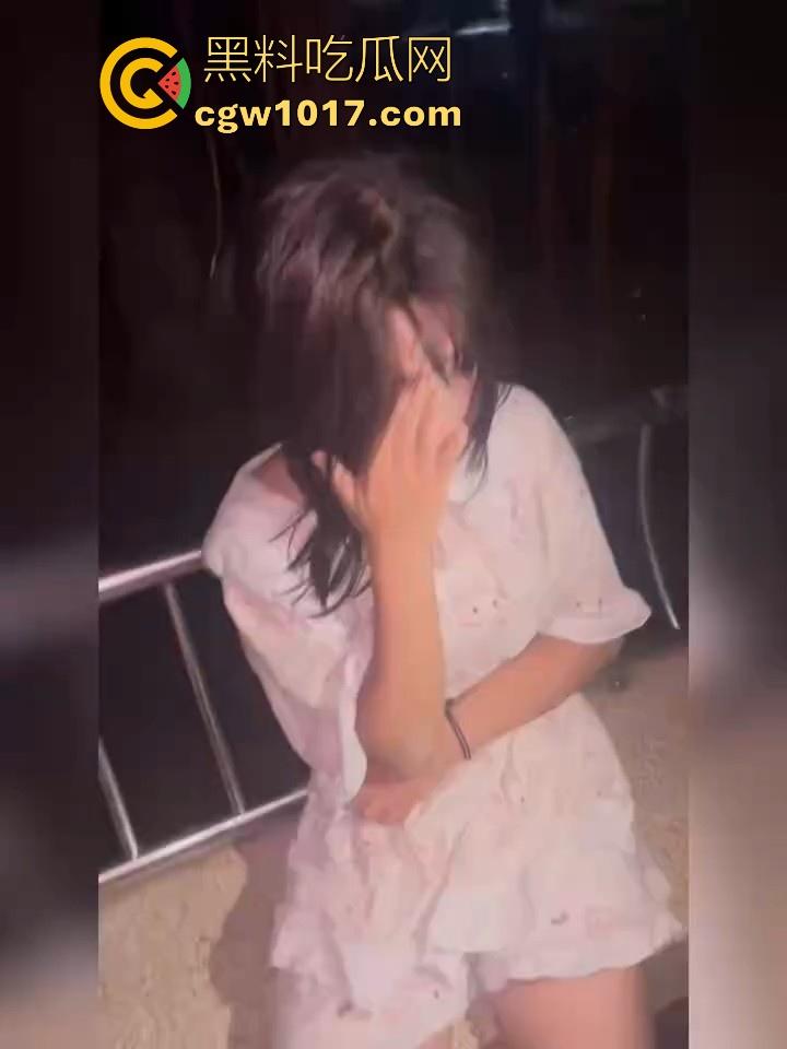 精神小妹公园霸凌私拍曝光，疑似抢男友而爆发，拳打脚踢齐上，这小太妹就喜欢欺负弱小！  第4张