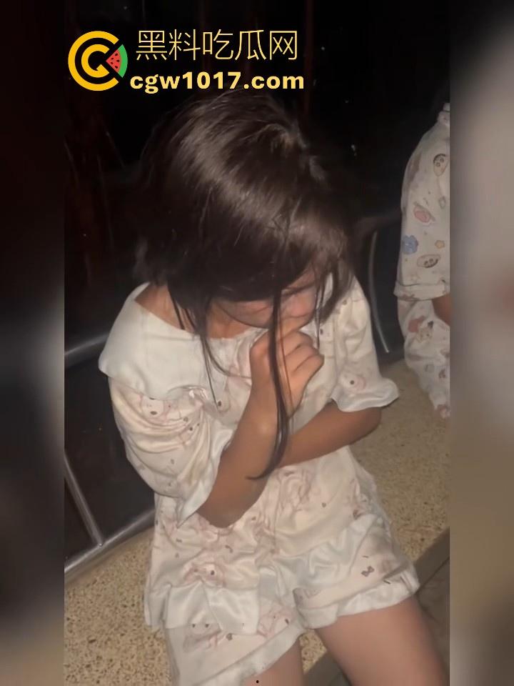 精神小妹公园霸凌私拍曝光，疑似抢男友而爆发，拳打脚踢齐上，这小太妹就喜欢欺负弱小！  第6张