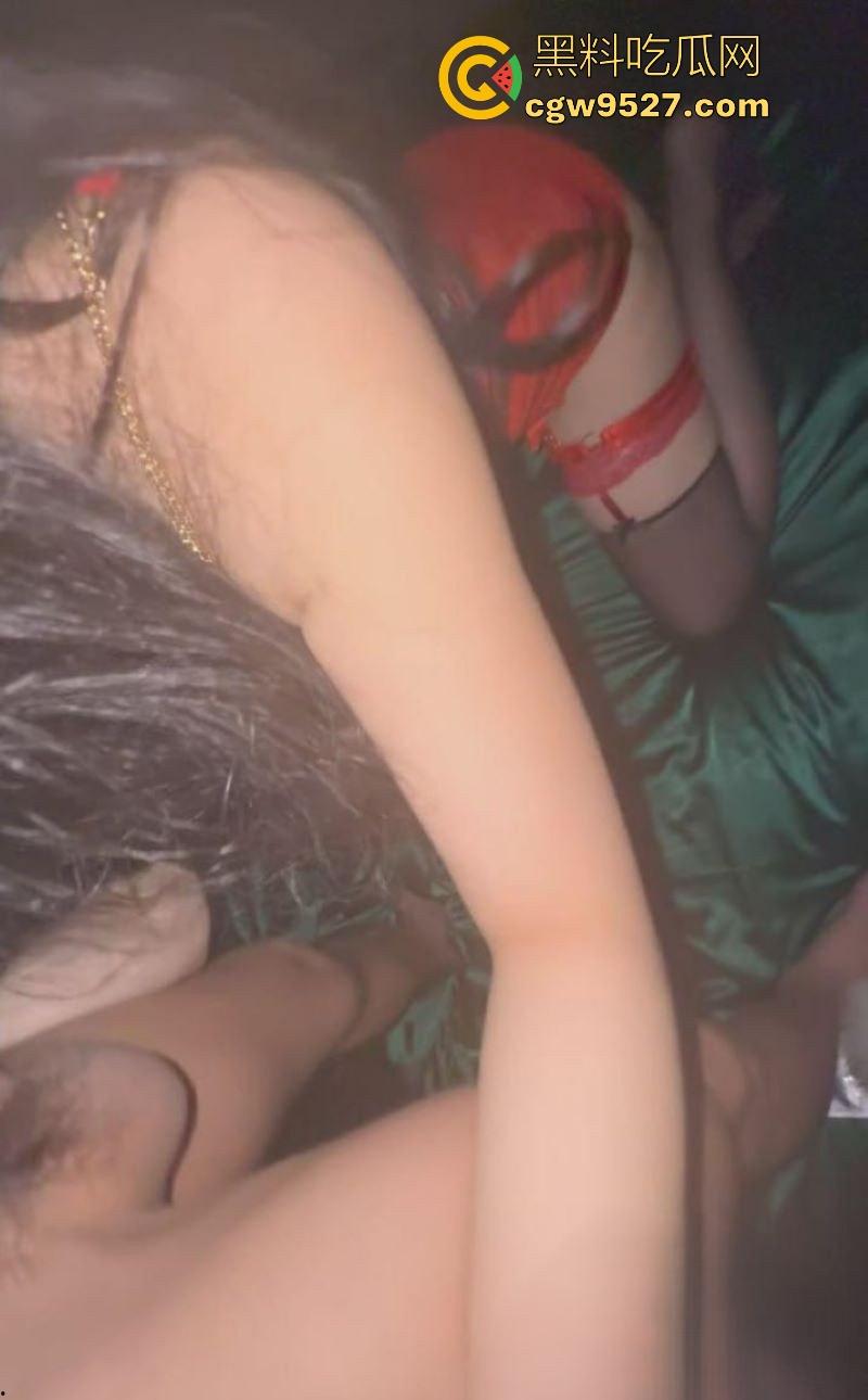 爆操吊带黑丝性感堂姐一个小时，无套猛操，跪舔鸡巴技巧娴熟，肛塞狠插屁眼，只怪堂姐太诱惑了！  第5张