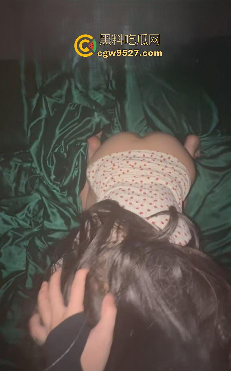 爆操吊带黑丝性感堂姐一个小时，无套猛操，跪舔鸡巴技巧娴熟，肛塞狠插屁眼，只怪堂姐太诱惑了！  第7张