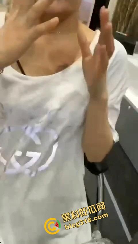 纹的时候笑得像疯子，洗的时候哭得像狗，精神小妹胸口洗纹身，找到接盘侠就开始洗过往了？  第6张