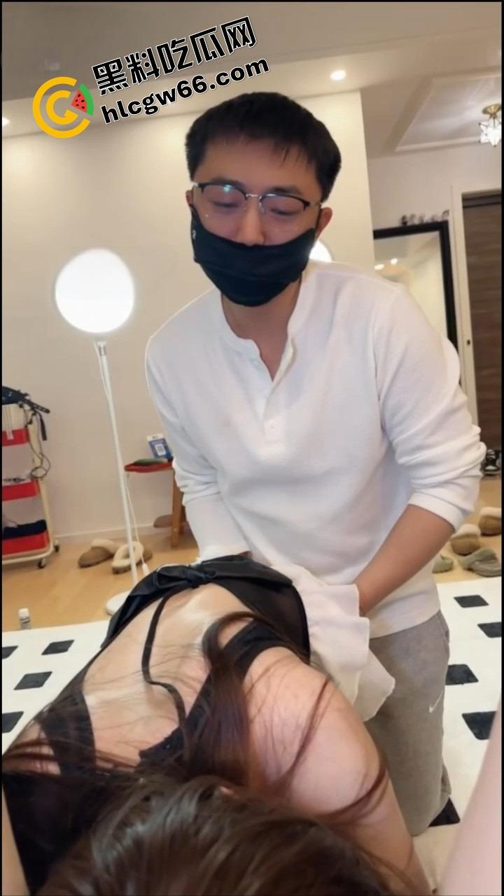 长沙秘书【小祺】当众被爆操，闺蜜牵线卖身换提成，跪舔老板鸡巴舔到吐奶，掰穴求操骚得像发情母狗！  第3张