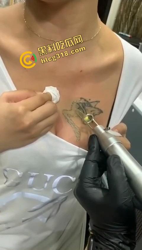 纹的时候笑得像疯子，洗的时候哭得像狗，精神小妹胸口洗纹身，找到接盘侠就开始洗过往了？  第9张