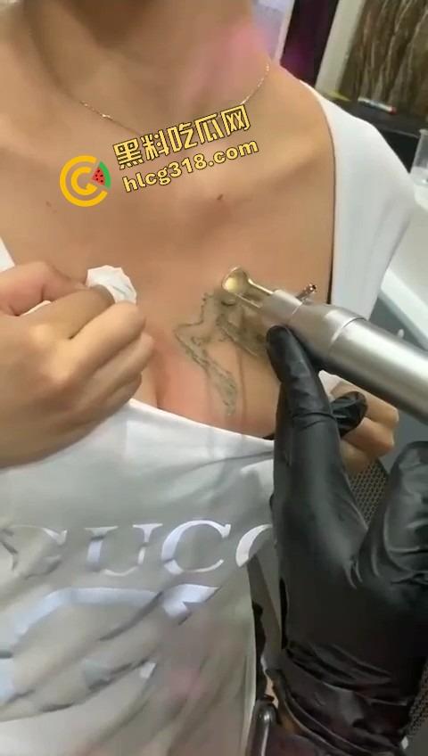 纹的时候笑得像疯子，洗的时候哭得像狗，精神小妹胸口洗纹身，找到接盘侠就开始洗过往了？  第10张