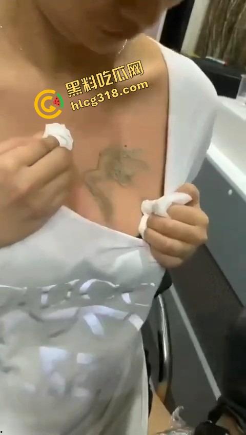 纹的时候笑得像疯子，洗的时候哭得像狗，精神小妹胸口洗纹身，找到接盘侠就开始洗过往了？  第11张