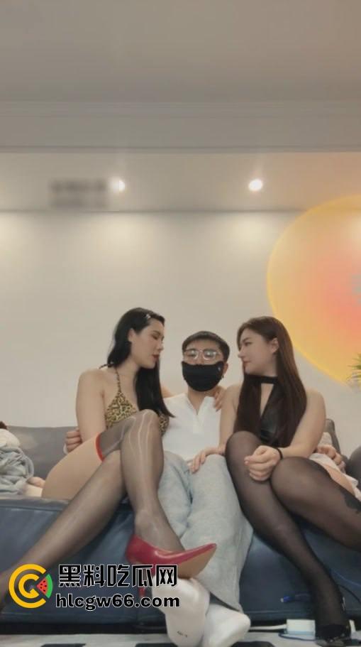 长沙秘书【小祺】当众被爆操，闺蜜牵线卖身换提成，跪舔老板鸡巴舔到吐奶，掰穴求操骚得像发情母狗！  第8张