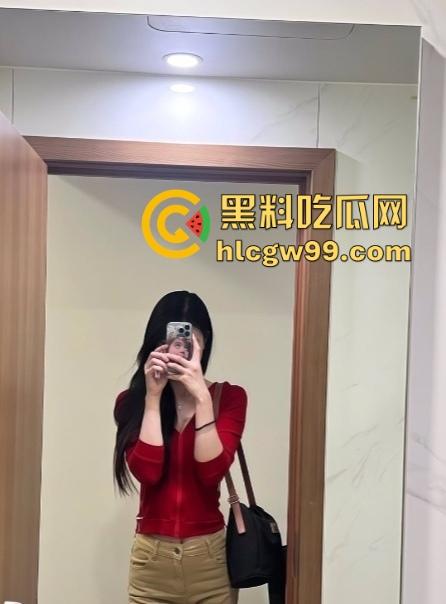 南航高颜值极品空姐【苏楠楠】被曝私底下是母狗一条， 与头等舱的金主爸爸约炮穿制服被干的嗷嗷叫！  第4张