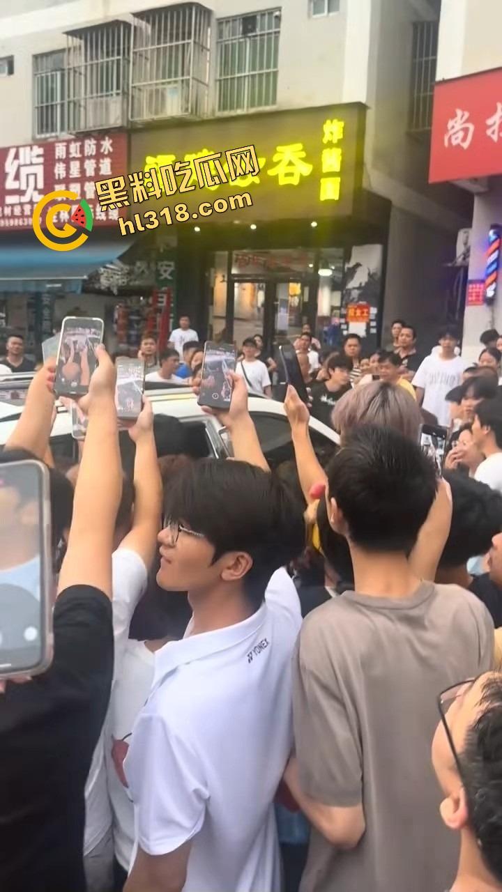 南宁西乡塘正宫发飙，手撕小三现场乱成狗，渣男当街下跪求饶变孙子脸都丢光了！  第1张