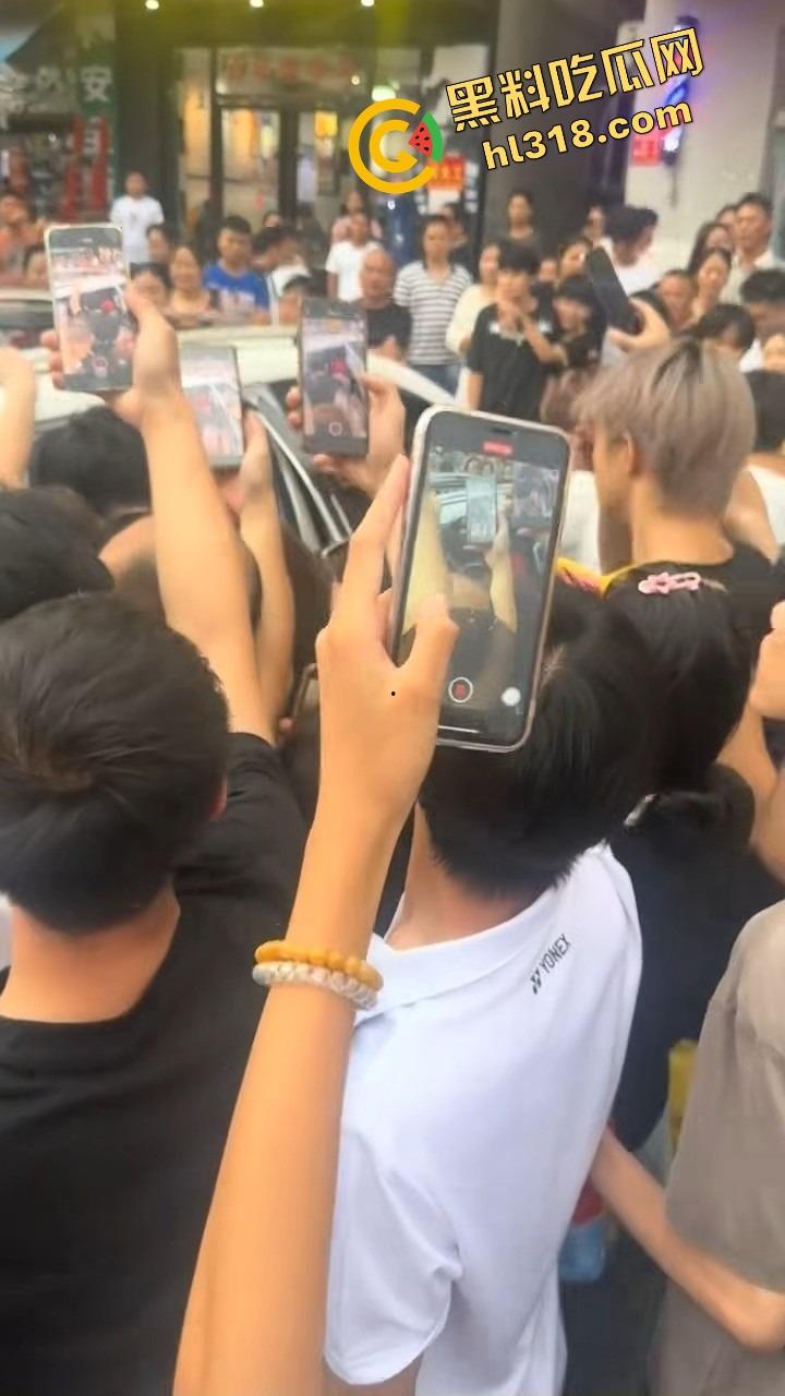 南宁西乡塘正宫发飙，手撕小三现场乱成狗，渣男当街下跪求饶变孙子脸都丢光了！  第2张