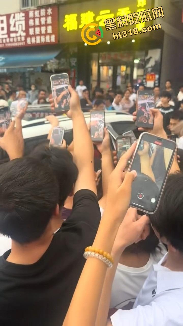 南宁西乡塘正宫发飙，手撕小三现场乱成狗，渣男当街下跪求饶变孙子脸都丢光了！  第3张