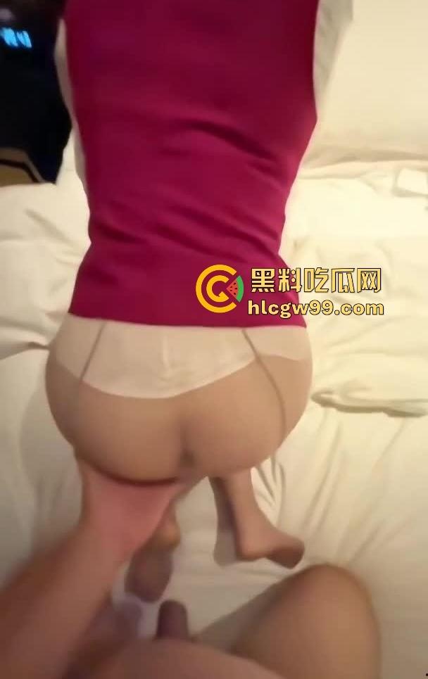 南航高颜值极品空姐【苏楠楠】被曝私底下是母狗一条， 与头等舱的金主爸爸约炮穿制服被干的嗷嗷叫！  第16张