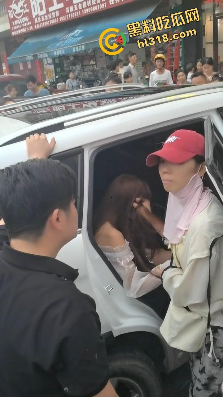 南宁西乡塘正宫发飙，手撕小三现场乱成狗，渣男当街下跪求饶变孙子脸都丢光了！  第6张