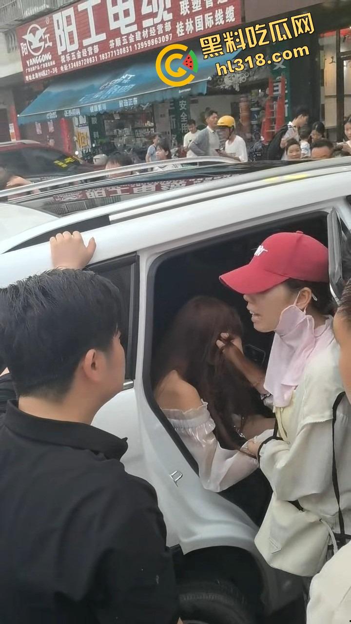 南宁西乡塘正宫发飙，手撕小三现场乱成狗，渣男当街下跪求饶变孙子脸都丢光了！  第7张